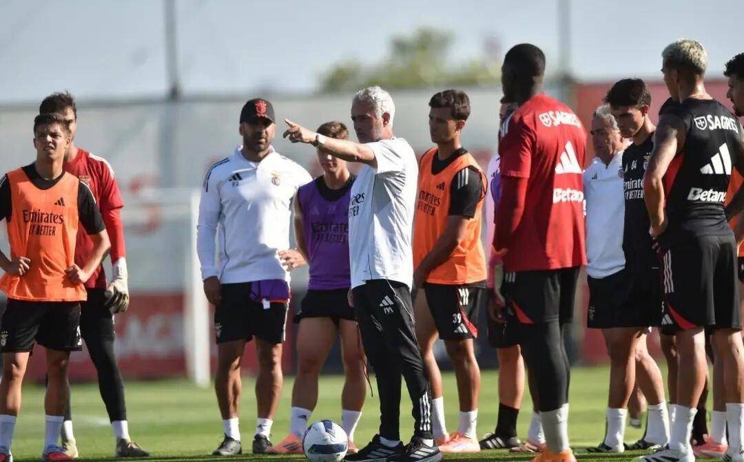 包含加时末段马赛备战葡超；战术微调细节曝光；媒体盛赞；阵容厚度经受考验的词条