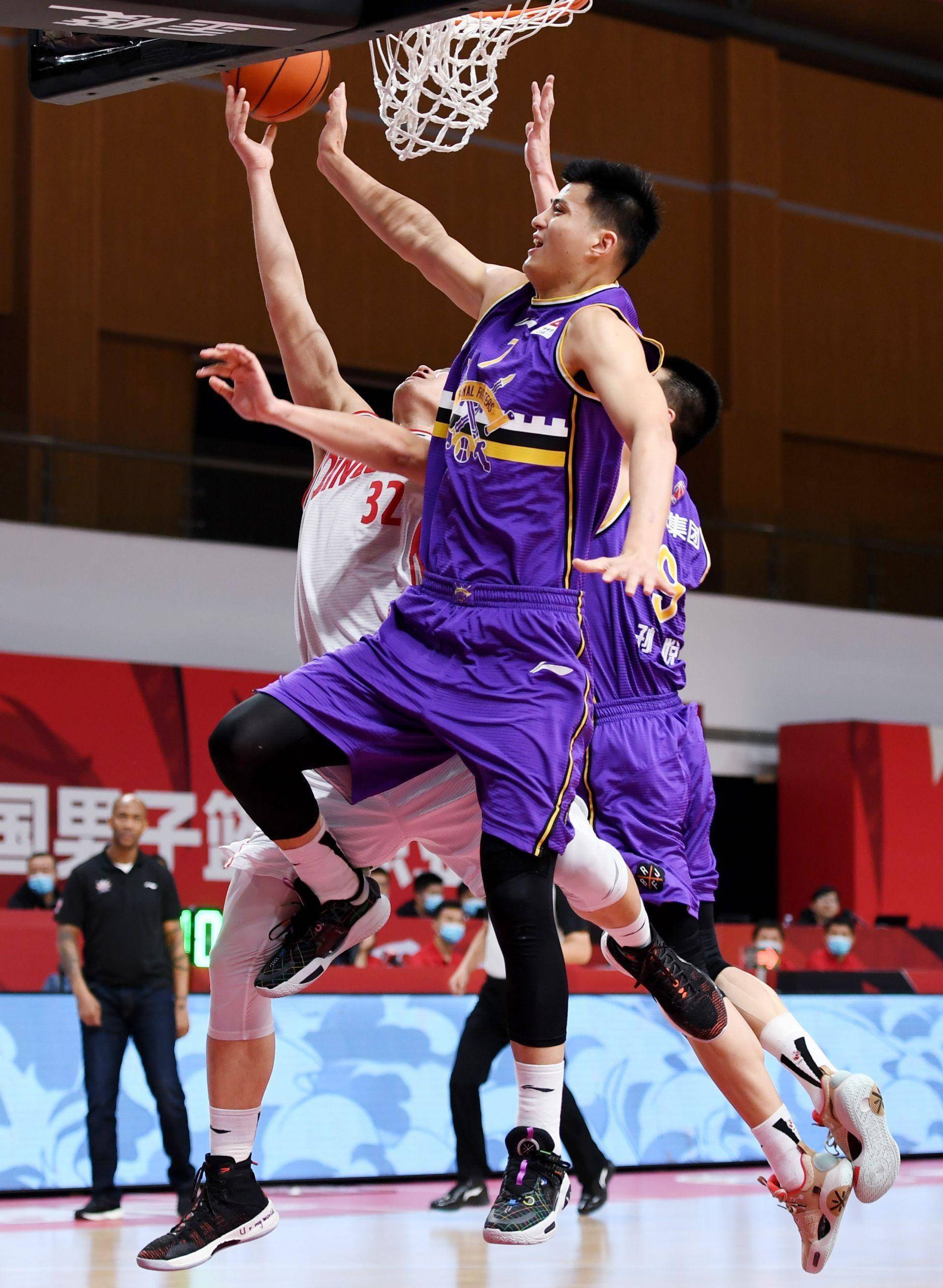 集结日克里夫兰骑士备战CBA常规赛,刷新队史纪录细节曝光,更衣室稳定,心理建设被强调的简单介绍 集结日克里夫兰骑士备战CBA常规赛,刷新队史纪录细节曝光,更衣室稳定,心理建设被强调的简单介绍