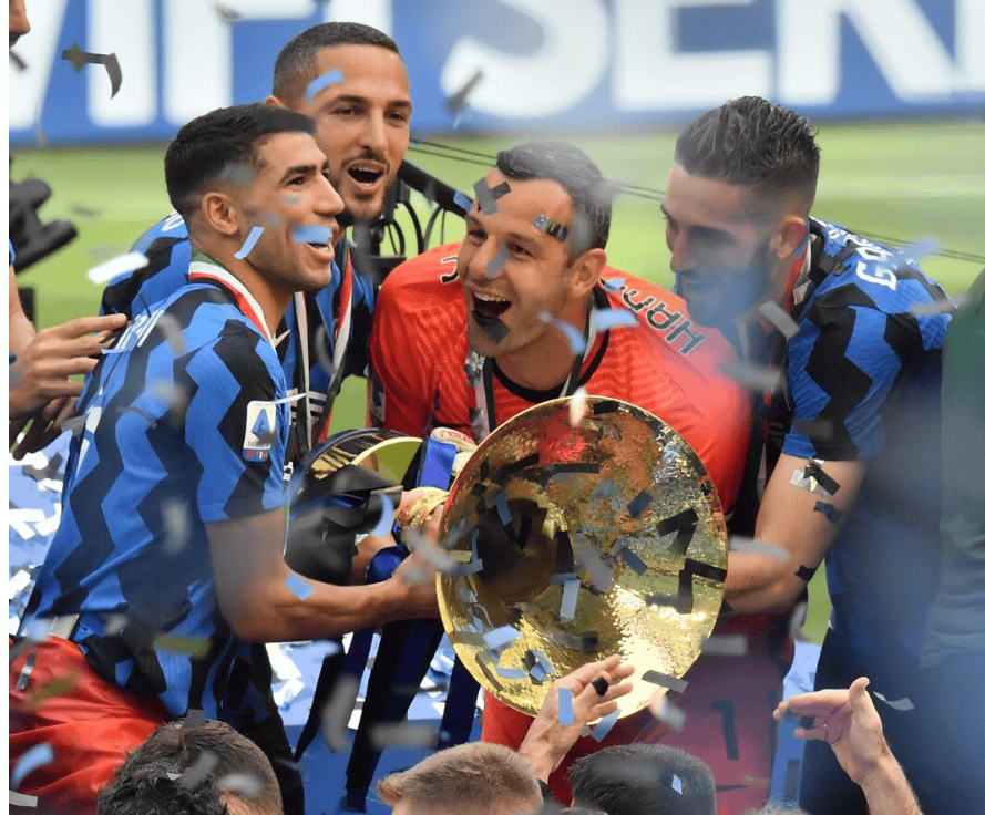 包含今晨广州队调整名单以备法国杯，队长鼓劲环节打磨，球迷炸锅，训练强度明显提升的词条